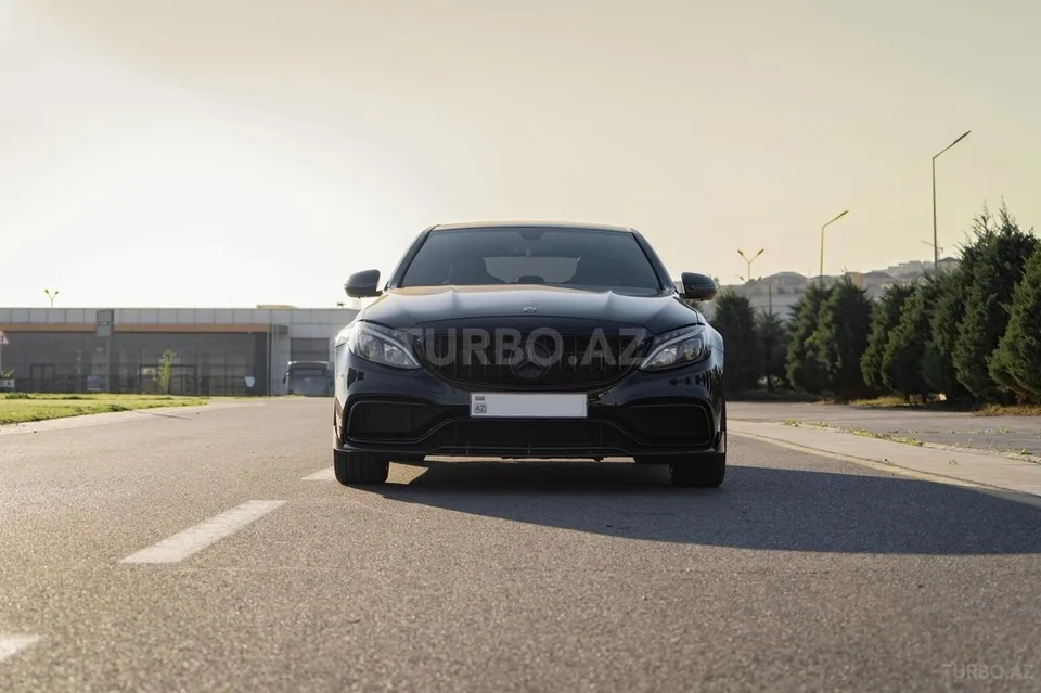 Mercedes C 63 AMG — foto 1/4