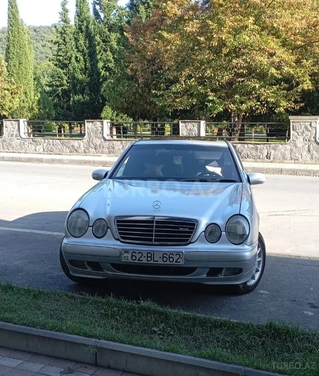 Mercedes E 200 — foto 1/4