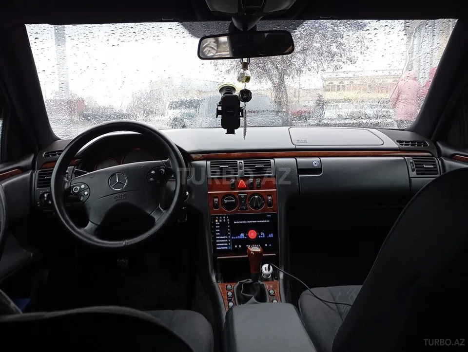 Mercedes E 200 — foto 3/4