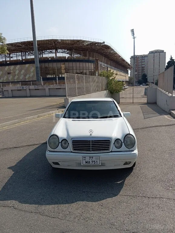 Mercedes E 230 — foto 1/4