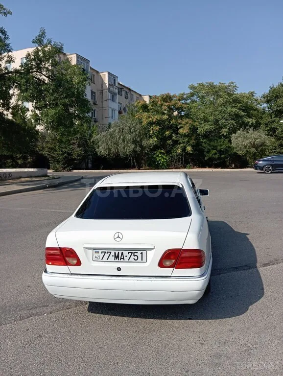 Mercedes E 230 — foto 2/4