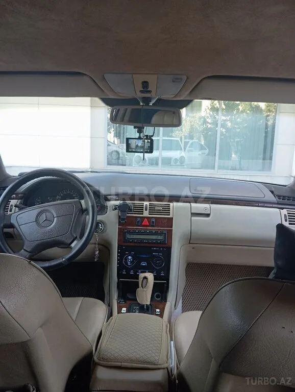 Mercedes E 230 — foto 3/4
