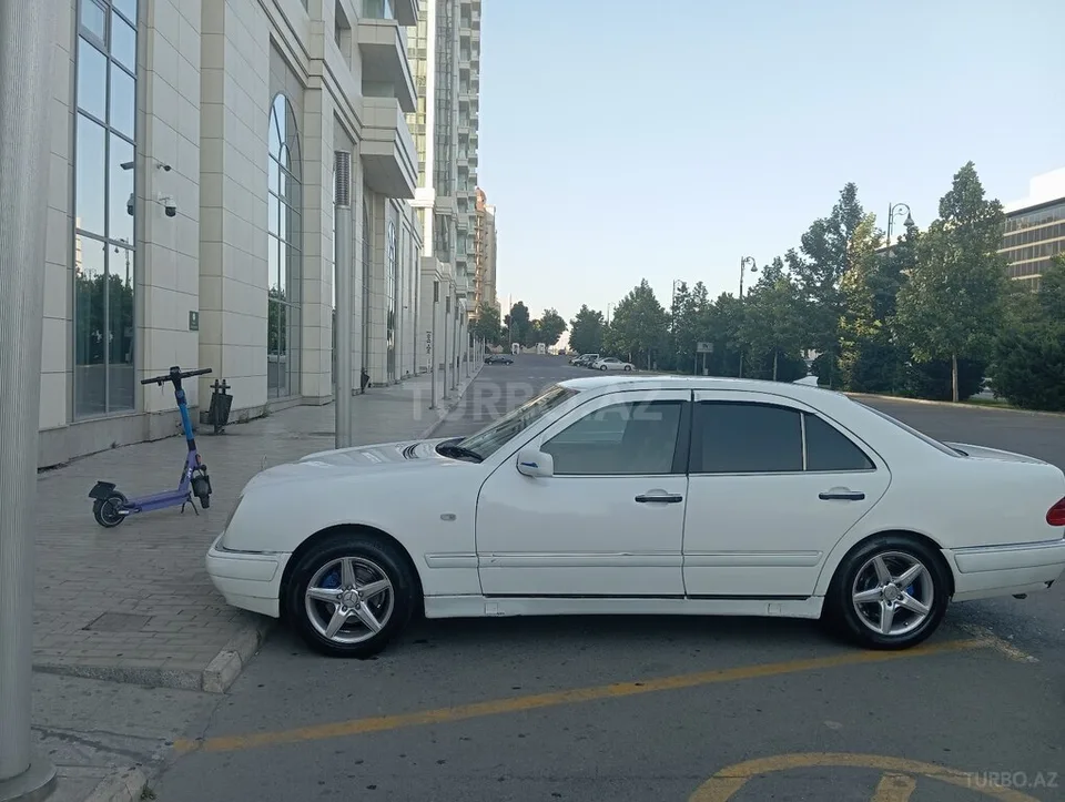 Mercedes E 230 — foto 4/4