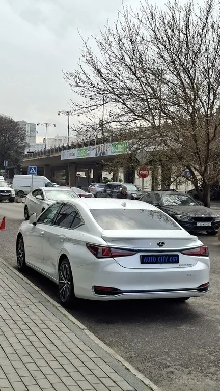Lexus ES 300h — foto 2/4