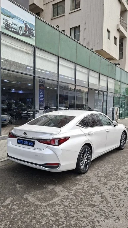 Lexus ES 300h — foto 3/4