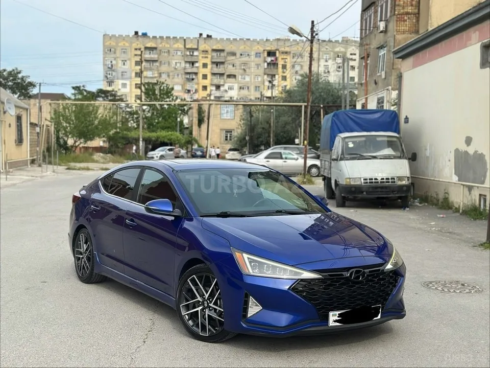 Hyundai Elantra — foto 1/4