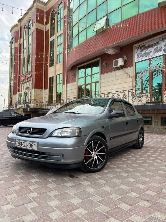 Opel Astra — фото 1/4