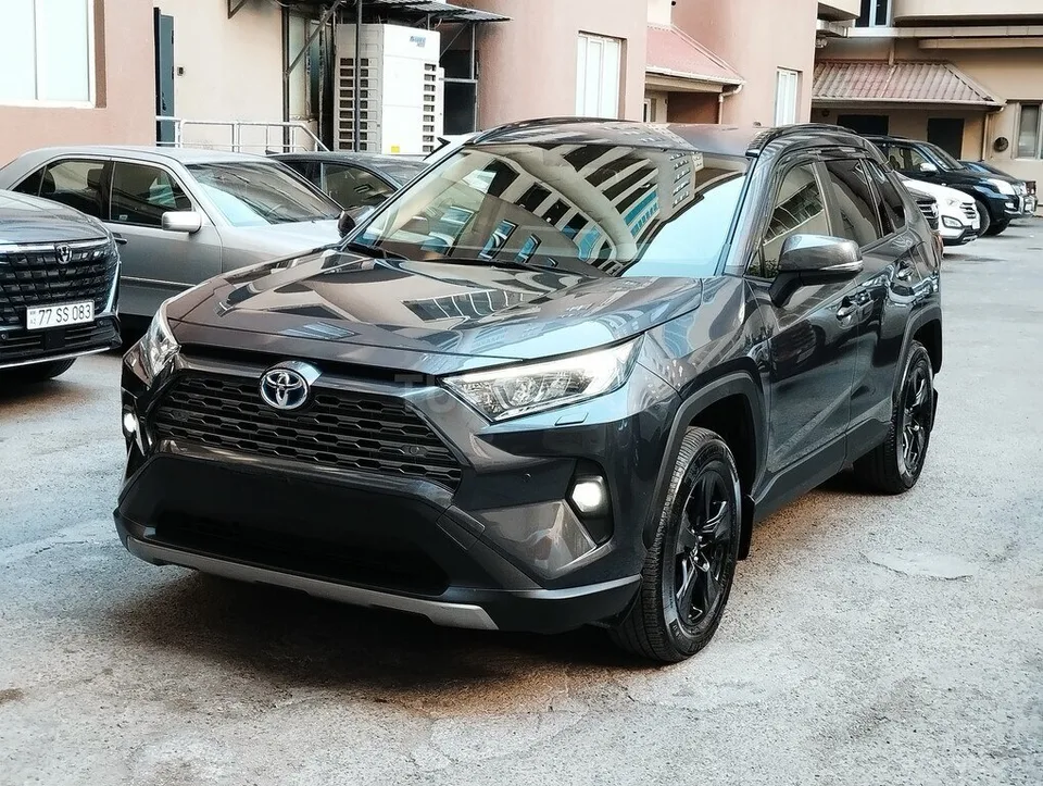 Toyota RAV4 — foto 1/4
