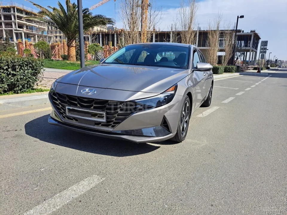 Hyundai Elantra — foto 1/4
