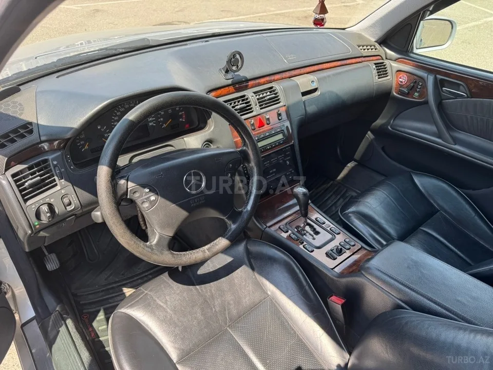 Mercedes E 240 — foto 3/4