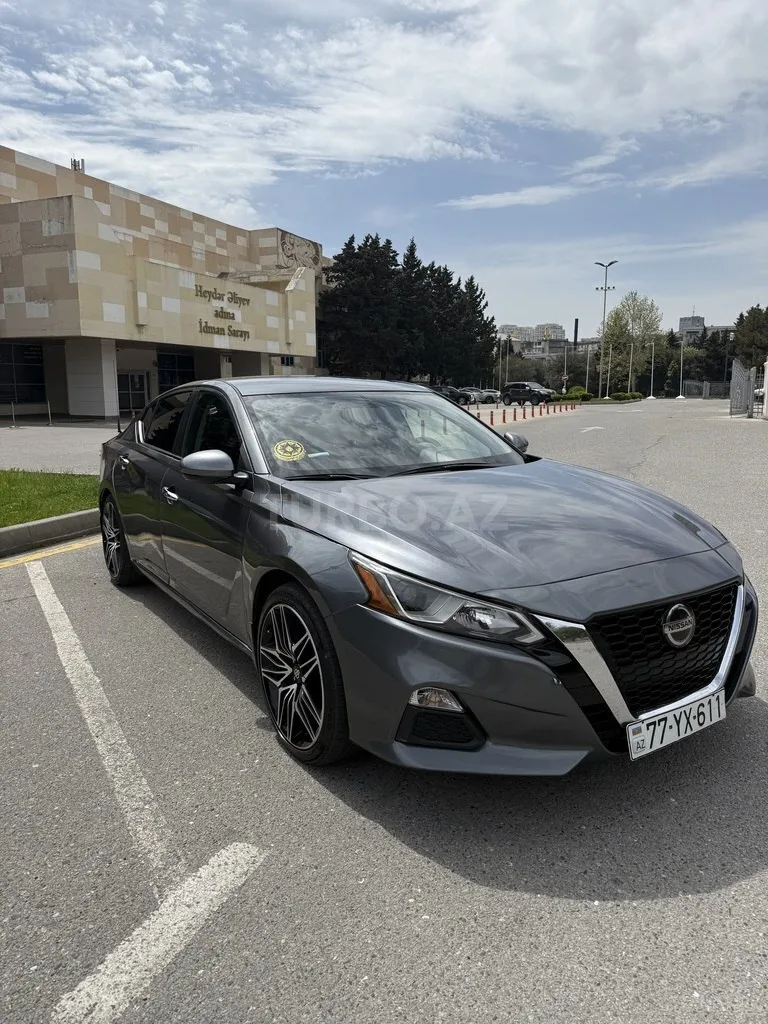 Nissan Altima — фото 1/4