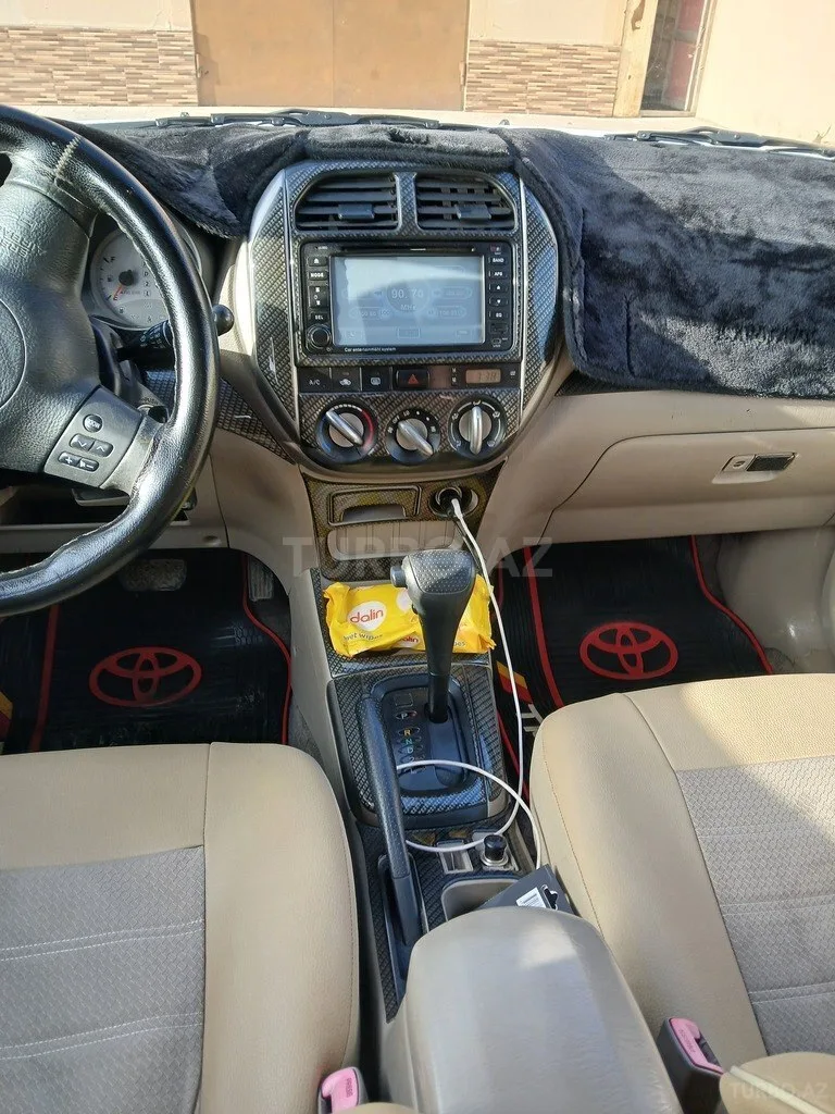 Toyota RAV4 — foto 3/4