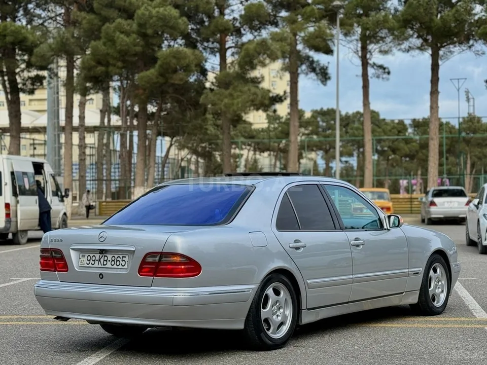 Mercedes E 320 — foto 4/4