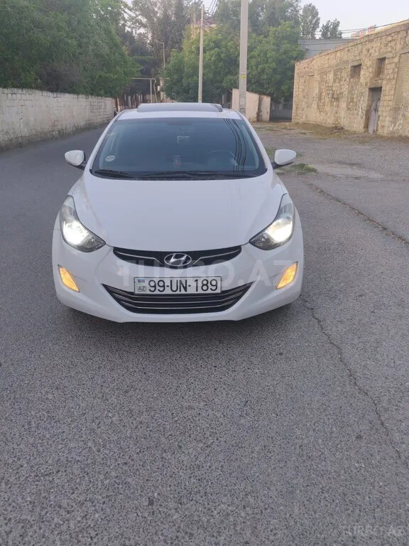 Hyundai Elantra — фото 1/4