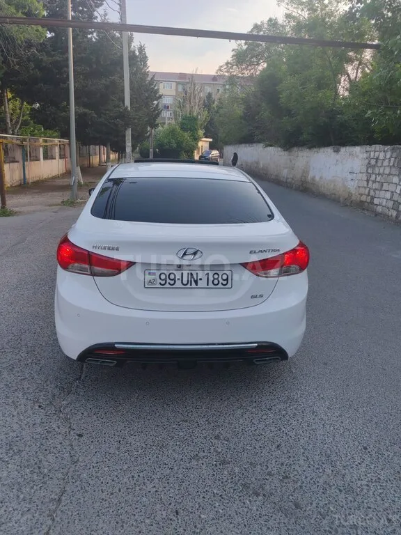 Hyundai Elantra — фото 3/4