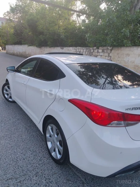 Hyundai Elantra — фото 4/4