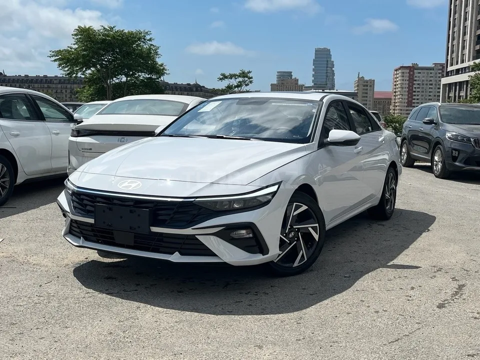Hyundai Elantra — фото 1/4