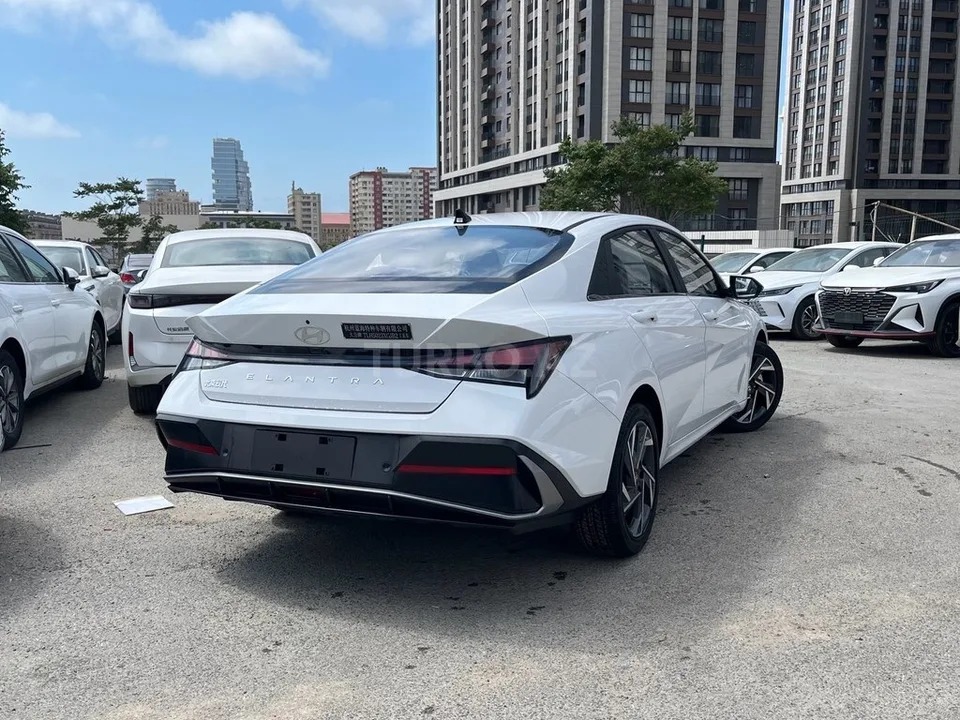 Hyundai Elantra — фото 2/4