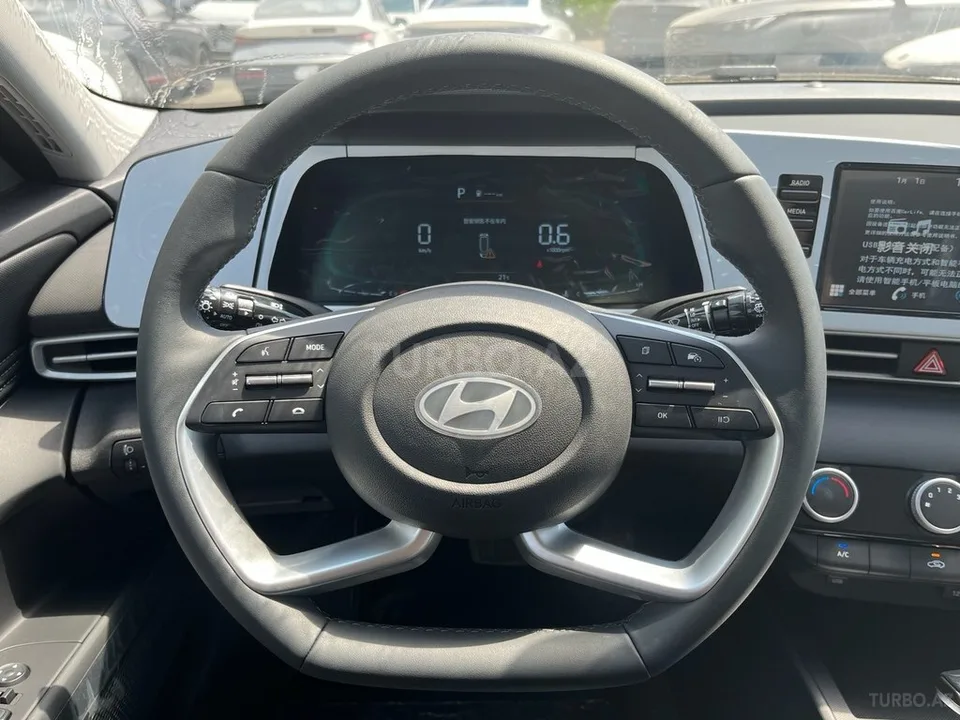 Hyundai Elantra — фото 3/4