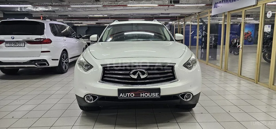Infiniti QX70 — foto 1/4