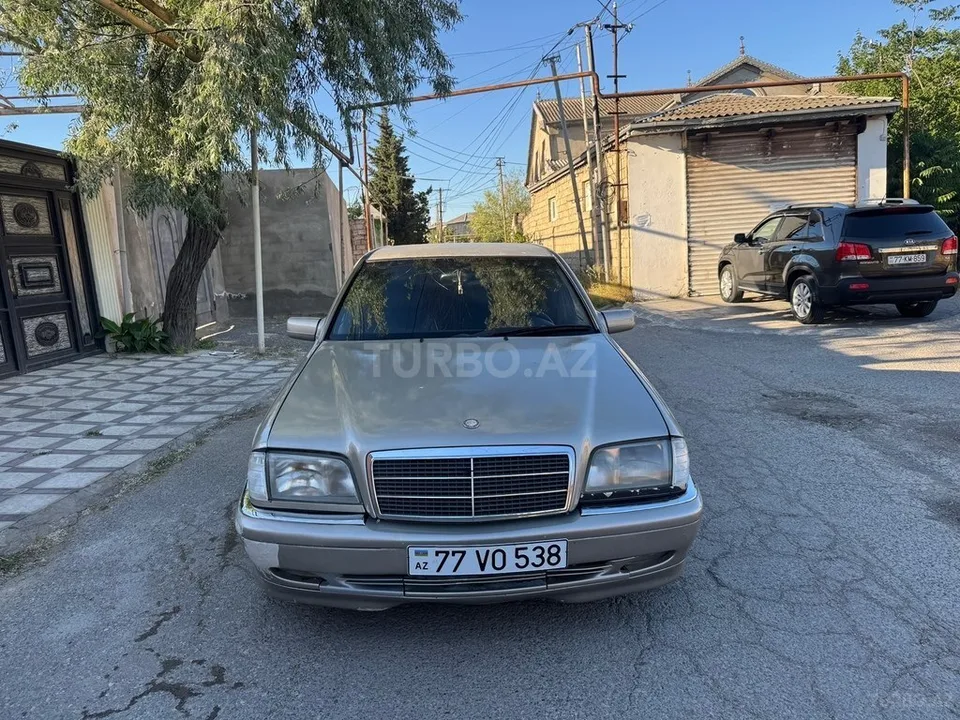 Mercedes C 200 — foto 1/4