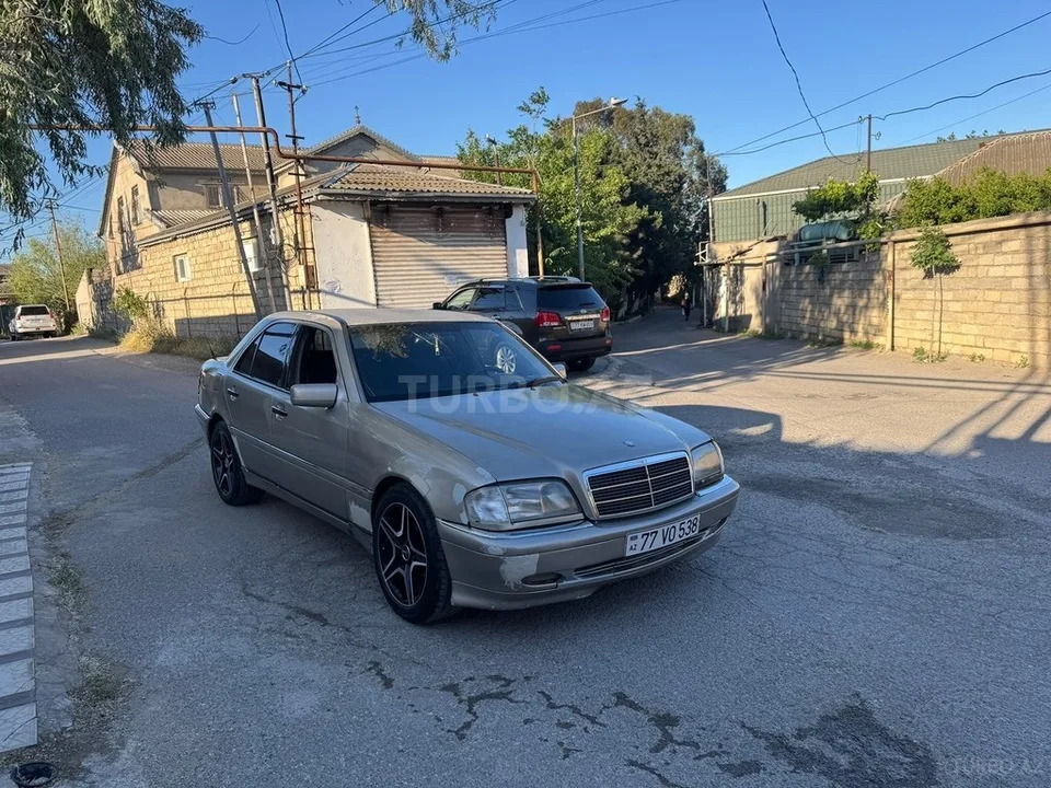 Mercedes C 200 — foto 3/4