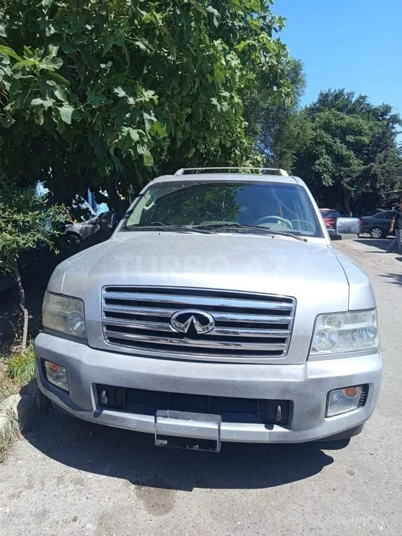 Infiniti QX56 — foto 1/4