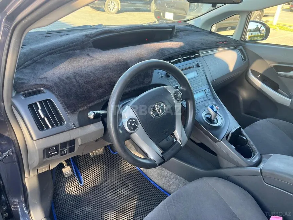 Toyota Prius — фото 3/4