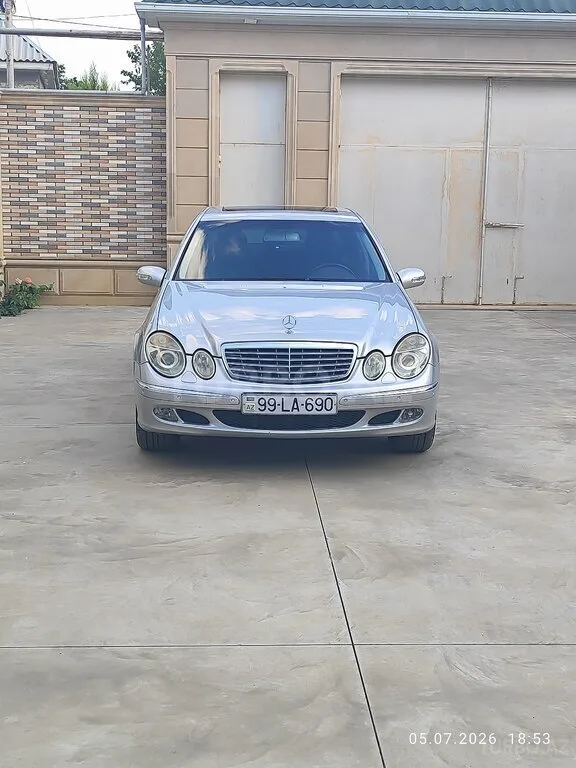 Mercedes E 200 — foto 1/4