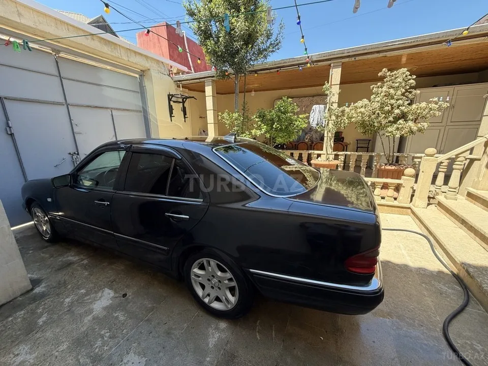Mercedes E 240 — foto 3/4