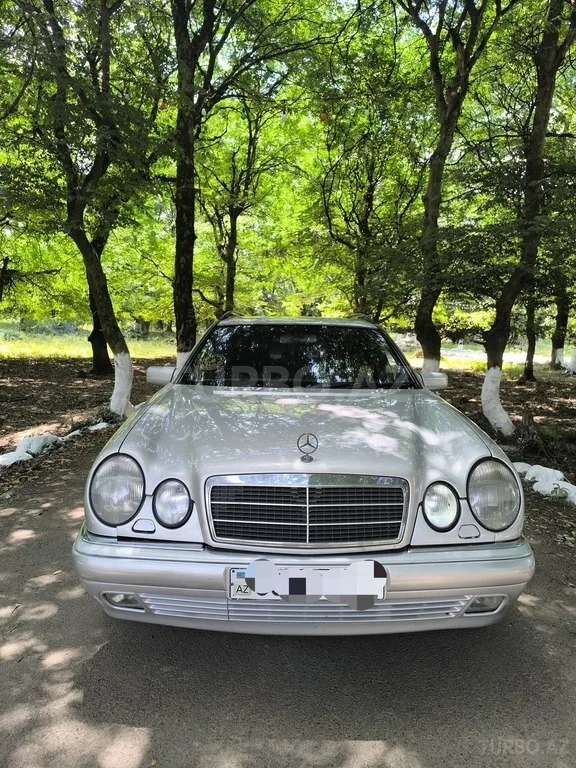 Mercedes E 220 — foto 1/4