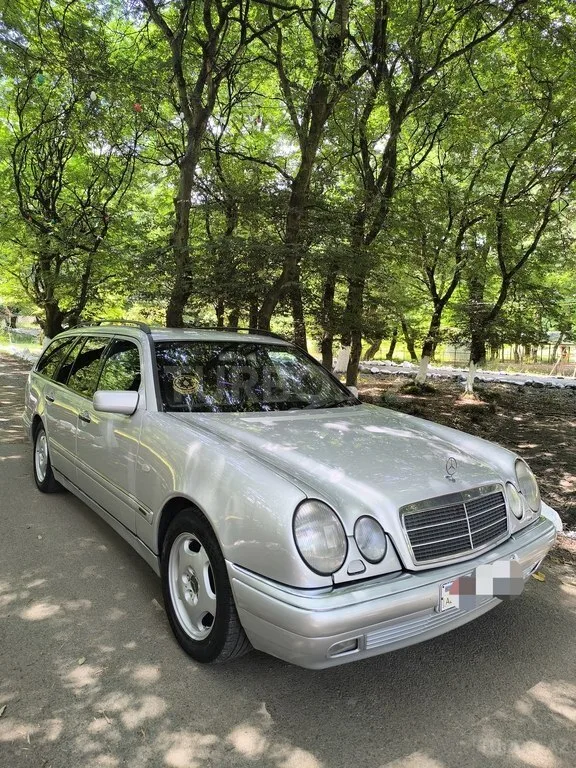 Mercedes E 220 — foto 2/4
