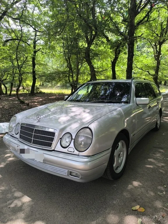 Mercedes E 220 — foto 3/4