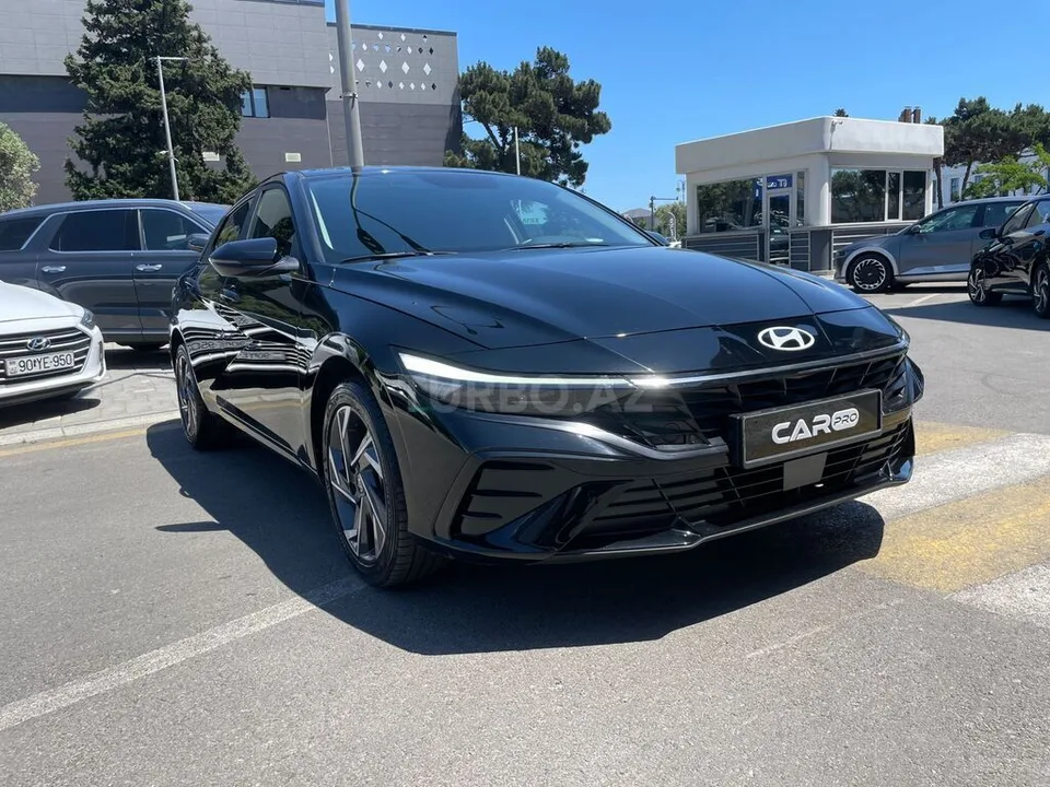 Hyundai Elantra — foto 1/4