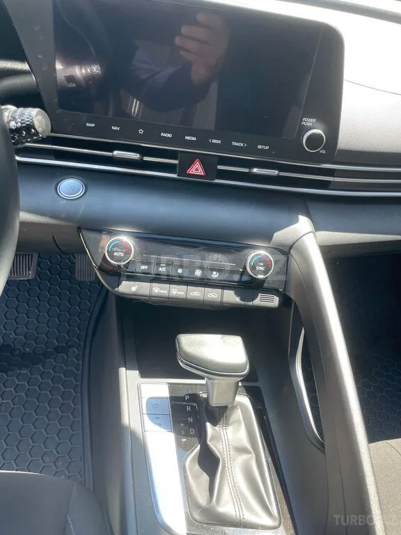 Hyundai Elantra — foto 4/4