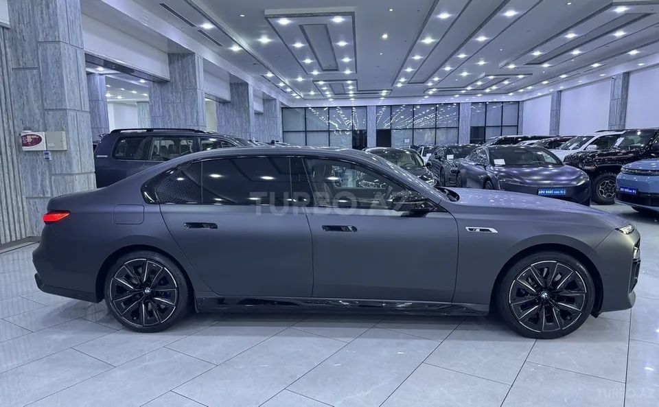BMW M760e — foto 4/4