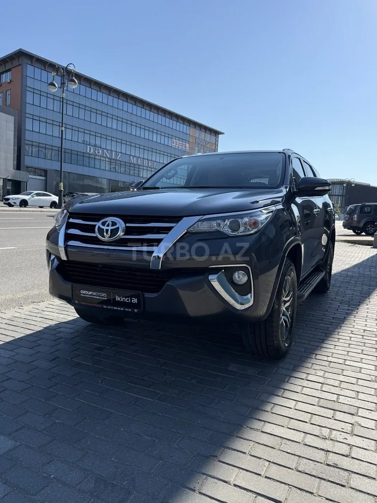 Toyota Fortuner — foto 1/4