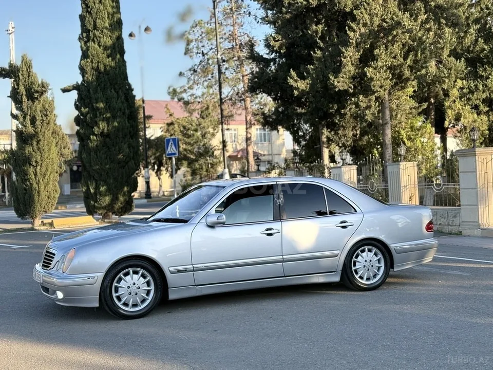 Mercedes E 320 — foto 4/4