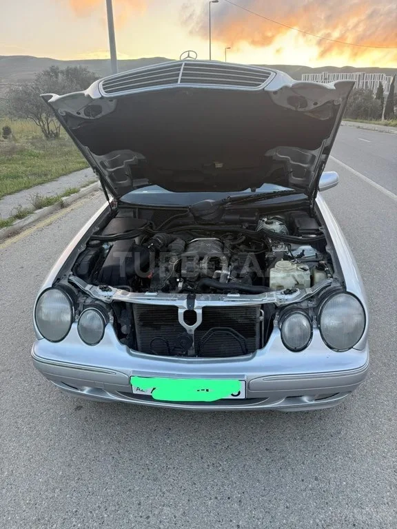 Mercedes E 240 — foto 3/4