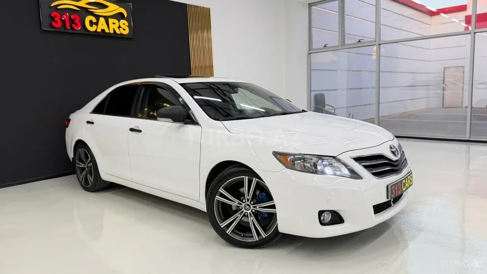 Toyota Camry — foto 1/4