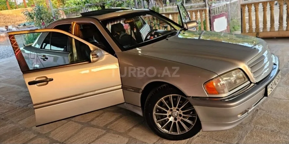 Mercedes C 230 — foto 3/4