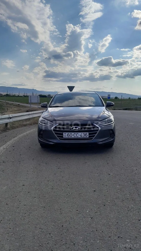 Hyundai Avante — foto 1/4