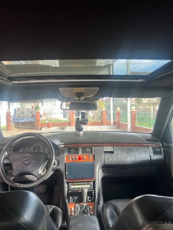 Mercedes E 280 — foto 3/4