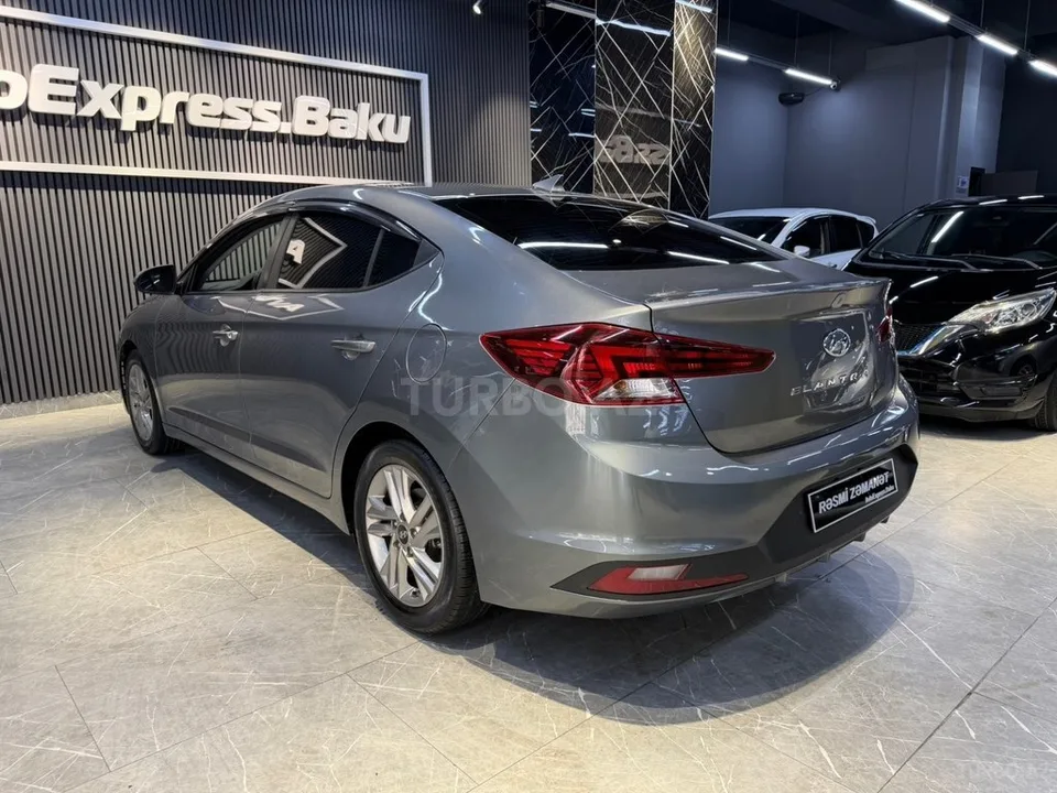 Hyundai Elantra — фото 2/4