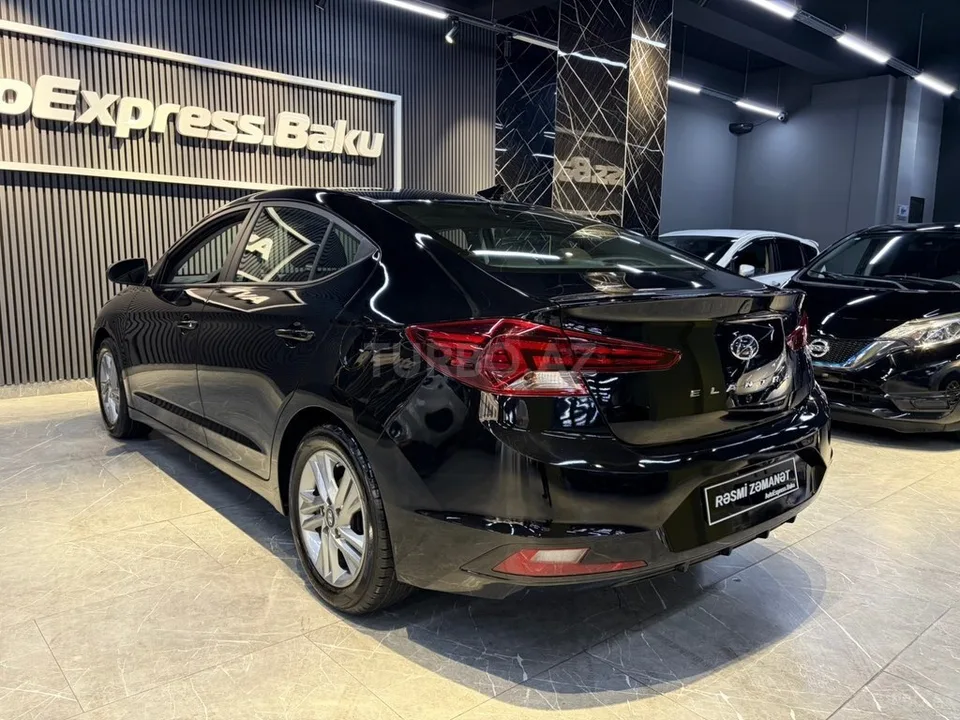 Hyundai Elantra — фото 2/4