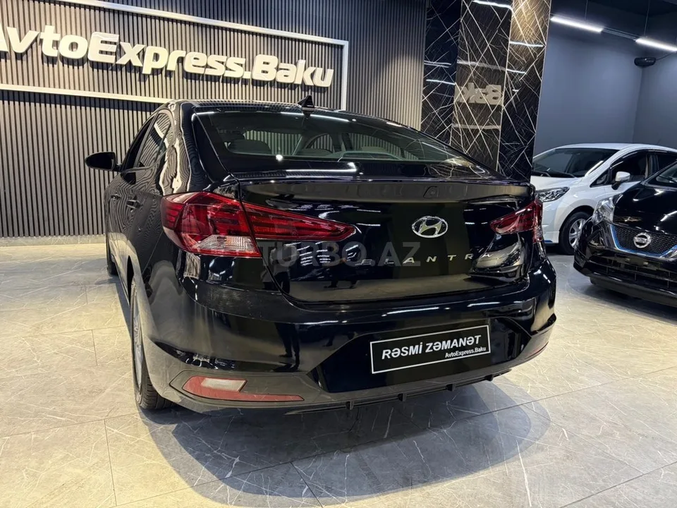 Hyundai Elantra — фото 3/4