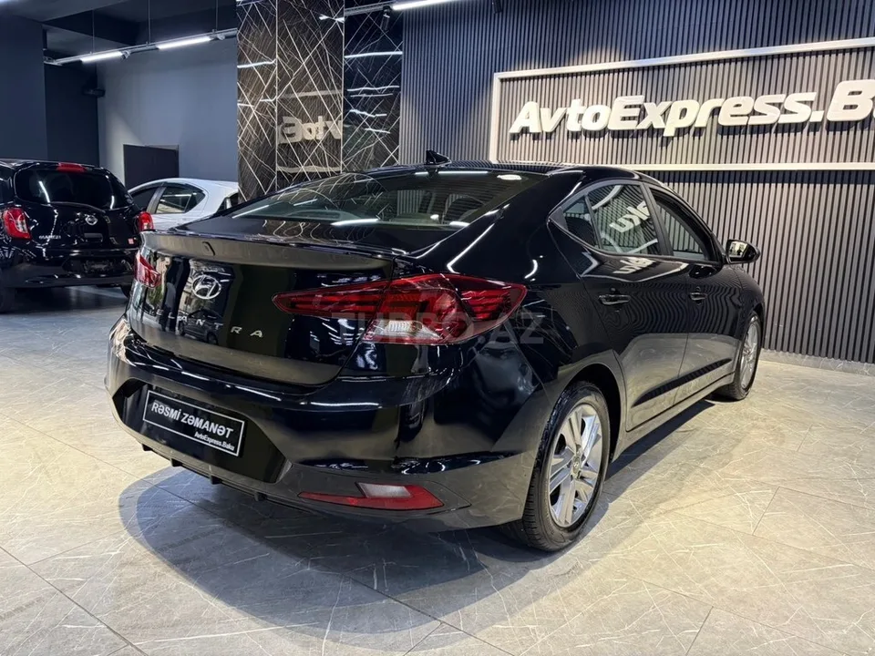 Hyundai Elantra — фото 4/4