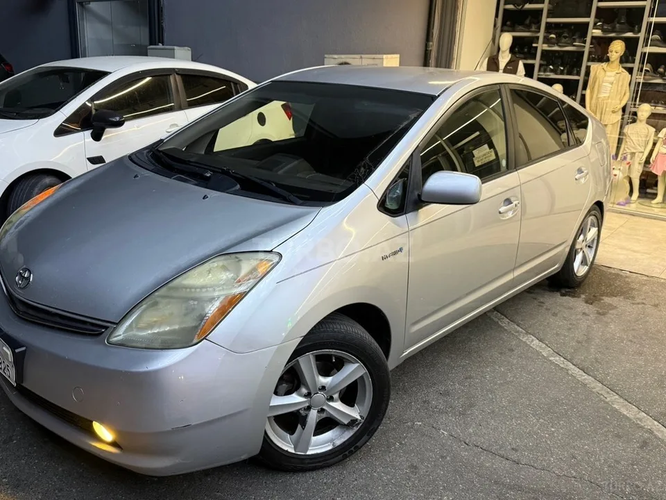 Toyota Prius — foto 1/4