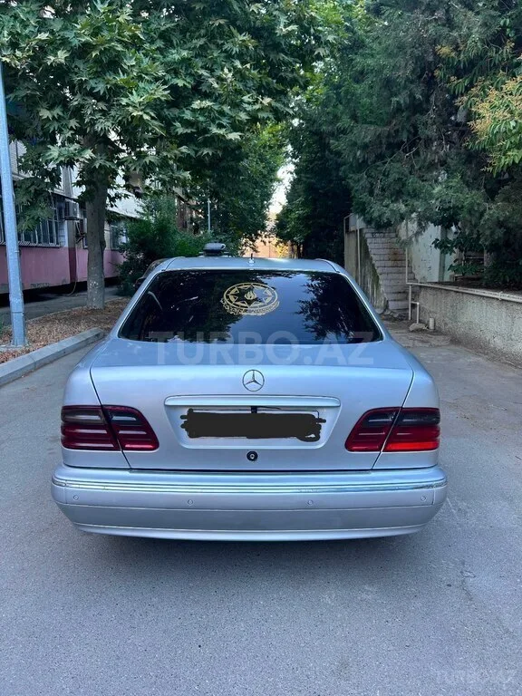 Mercedes E 220 — фото 2/4