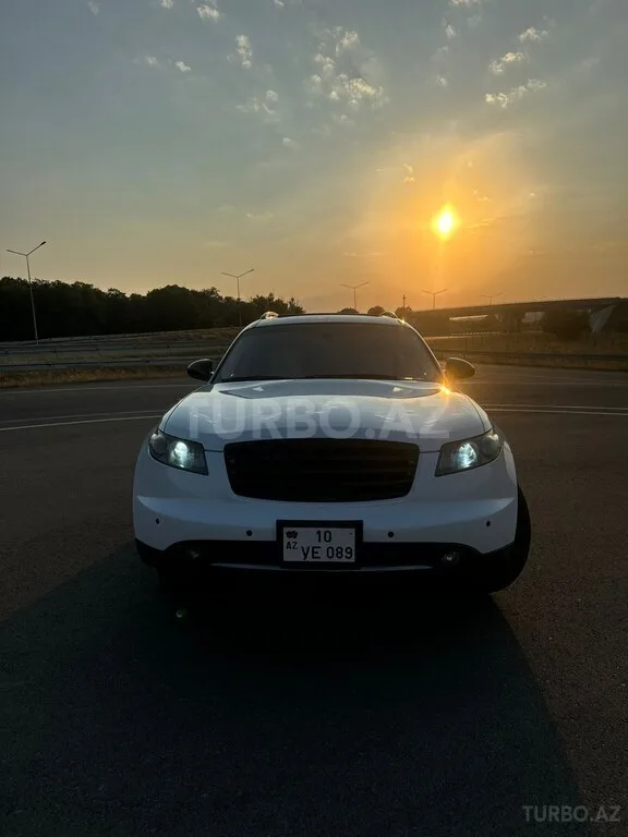 Infiniti FX35 — foto 1/4
